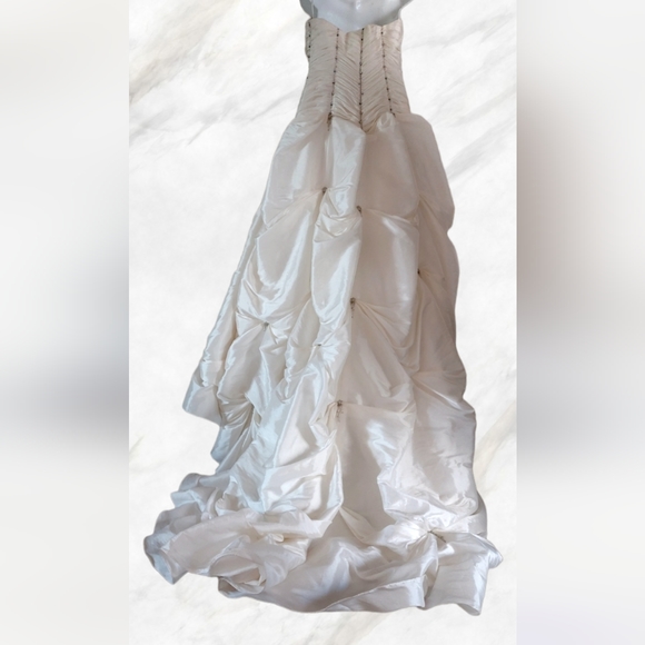 New ivory wedding dress - Picture 2 of 16